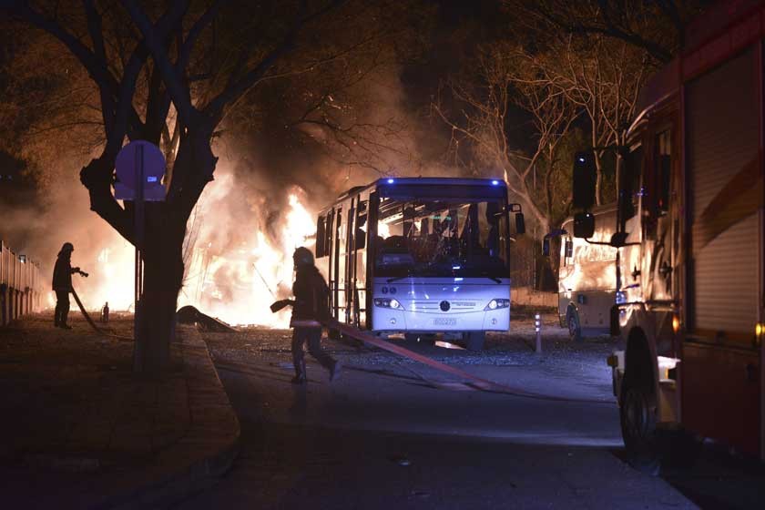 SANGRIENTO. El ataque en Ankara, capital de Turquía, dejó casi una treintena de fallecidos, entre ellos civiles.
