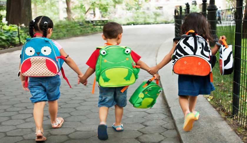 ATENCIÓN. Un especialista recomienda tener cuidado cuando los niños cargan sus mochilas, muchos lo hacen con un exceso