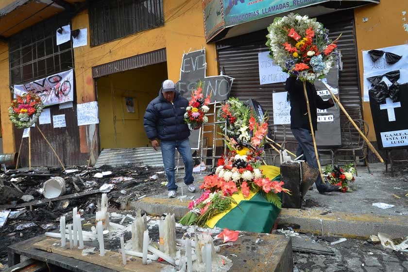 DESPEDIDA SIMBÓLICA. Así lució ayer la Alcaldía de El Alto, tras la quema en la que murieron seis funcionarios asfixiado