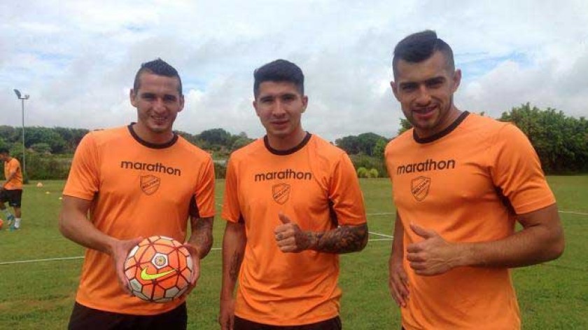 Los jugadores extranjeros de Bolívar Oscar Padula Castro (i), Facundo Cardozo (c) y Gastón Cellerino.