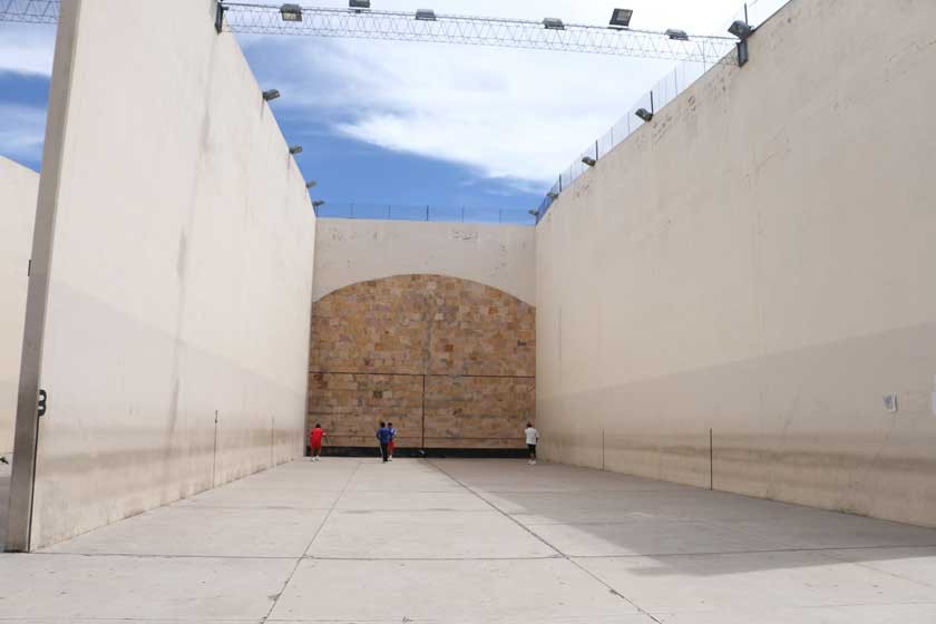 Los frontones del estadio Patria (i) y los complejos de raquetbol y tenis son algunas de las infraestructuras...