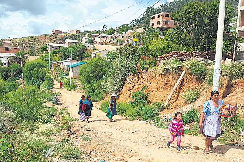 NECESIDAD. Los vecinos diariamente caminan entre su zona y el centro urbano de Sucre por un camino de tierra.