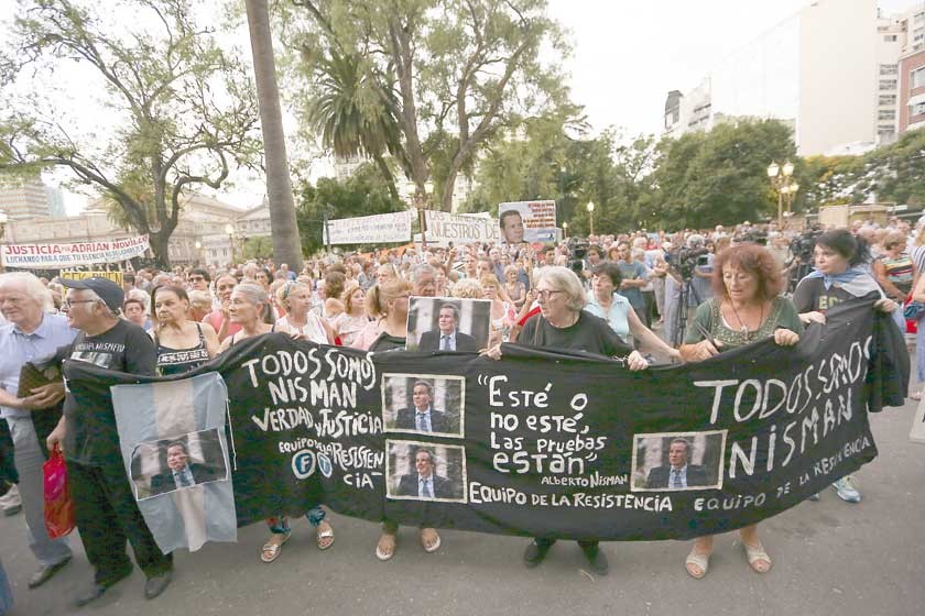 MOVIMIENTO. Una marcha de manifestantes para pedir justicia en el caso del fiscal Alberto Nisman, en Buenos Aires.