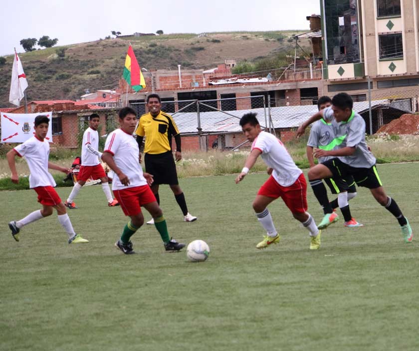 Un pasaje del partido de ayer, entre Chuquisaca y Cochabamba, por el primer lugar del Campeonato Nacional.