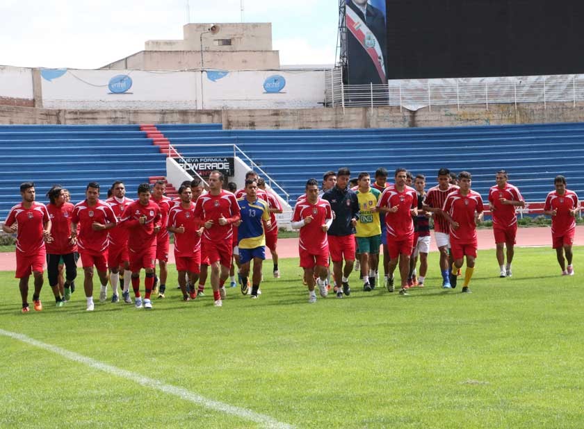 Walter Arízaga (c) y los dirigentes de la “U” se reunieron con los jugadores, que luego, fueron evaluados