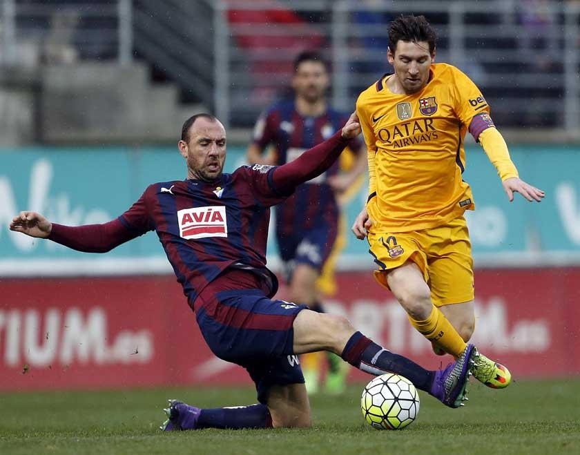 La “Pulga” pretente eludir la marca de un jugador del Eibar, ayer, en un nuevo triunfo del conjunto azulgrana.
