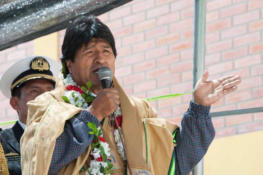 POSTURA. El presidente Evo Morales, ayer, durante la entrega de una unidad educativa en el municipio de Achocalla