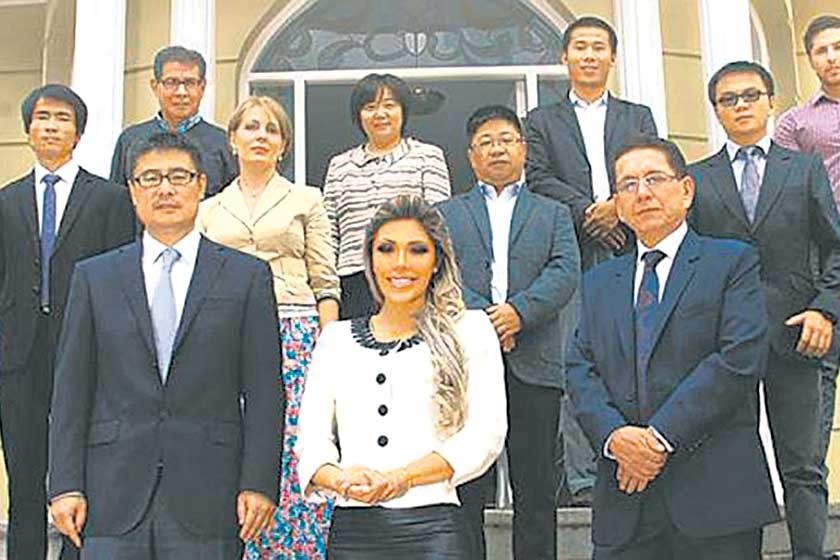 EMPRESA. Los ejecutivos de la firma china CAMC en una publicación especial del diario cruceño El Deber.