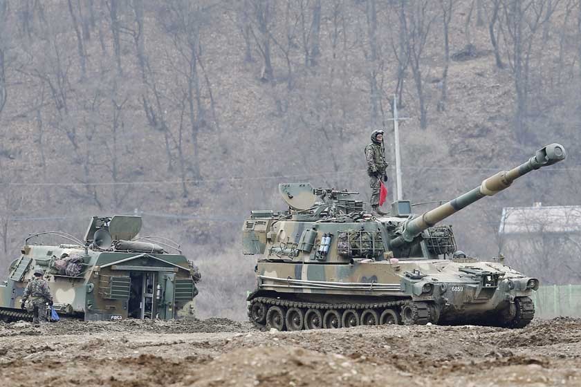 TENSIÓN. Tanques del Ejército de Corea del Sur realizan maniobras militares cerca de la frontera con Corea del Norte.