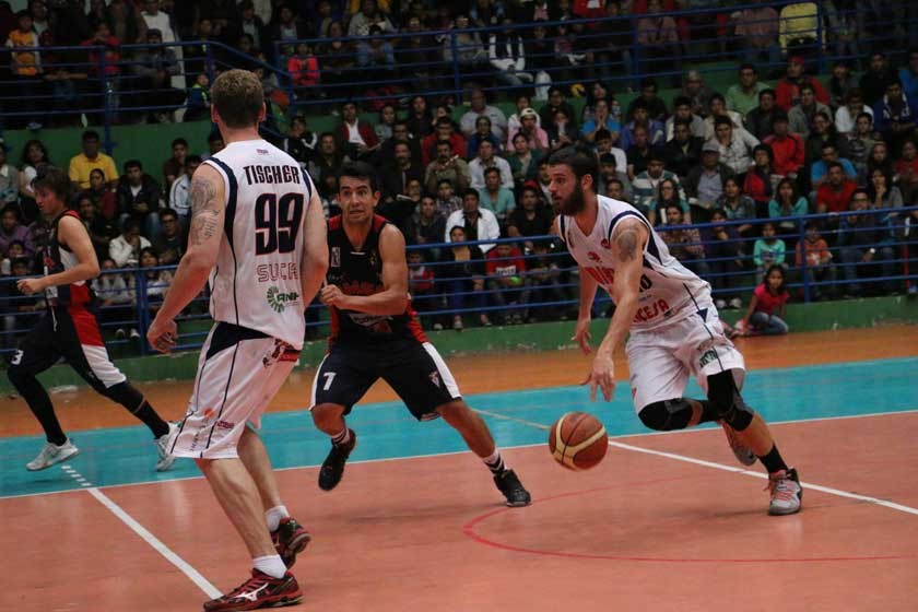 El jugador estadounidense Mike Liabo (d) volverá a jugar para Amistad en la Liga Boliviana de Básquetbol.