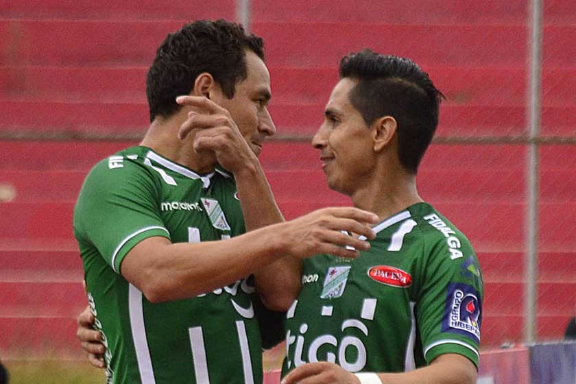 Gualberto Mojica (i) celebra junto con Marvin Bejarano el gol que le dio el triunfo a Oriente sobre Ciclón.