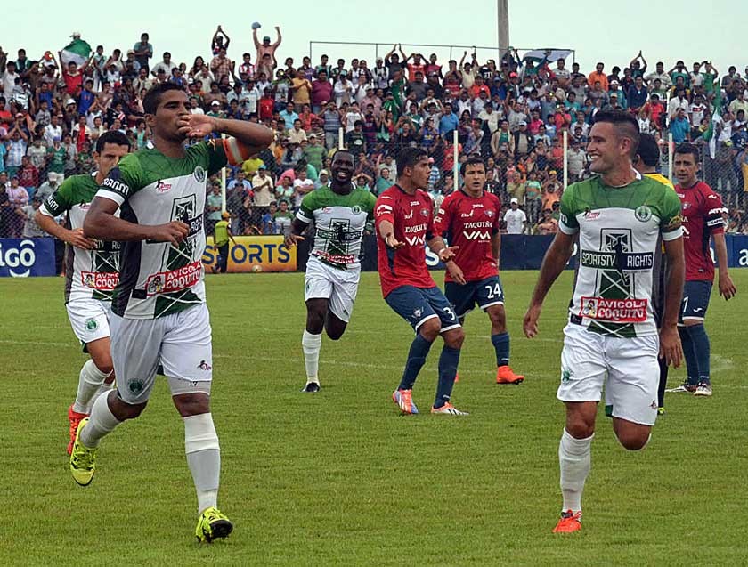 El festejo de los jugadores chaqueños ante el reclamo y la desazón de los integrantes del rojo de Cochabamba.