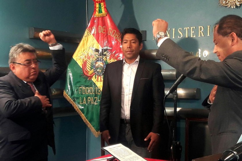 Carlos Romero posesiona a Rodolfo Illanes (i) como nuevo Viceministro en reemplazo de Elío. Foto: ABI