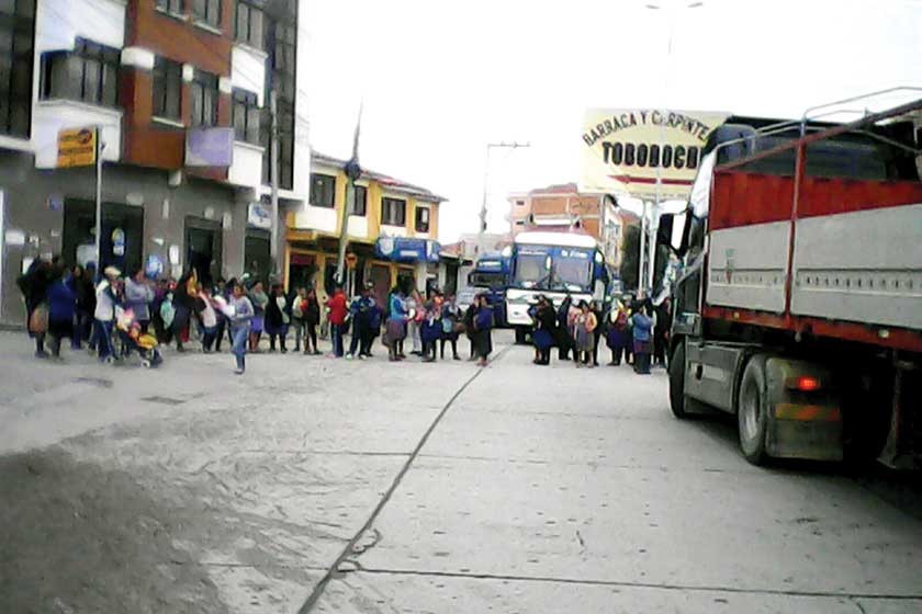 PRESIÓN. El lunes, los padres de familia reclamaron con un bloqueo la dotación de sillas y mesas para varias unidades