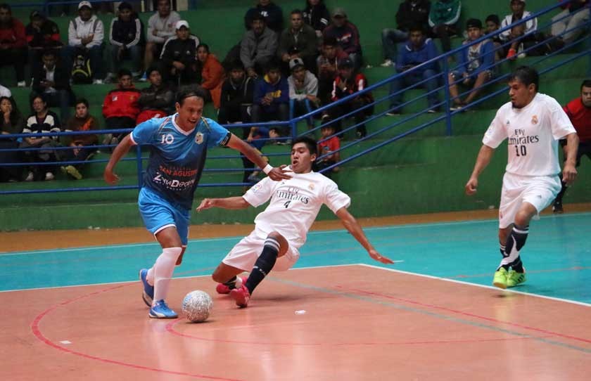 El capitán del equipo chuquisaqueño, José Alberto Marañón (i), burla la marca de un rival en el partido jugado anoche