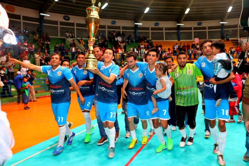Tras un gran partido, los jugadores de Rico Sur festejan el primer lugar del Campeonato Clasificatorio a la fase final