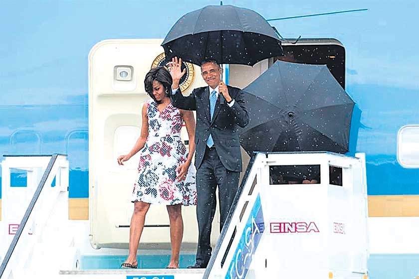 LLEGADA. El presidente de Estados Unidos Barack Obama junto a su esposa, en su arribo a La Habana-Cuba.