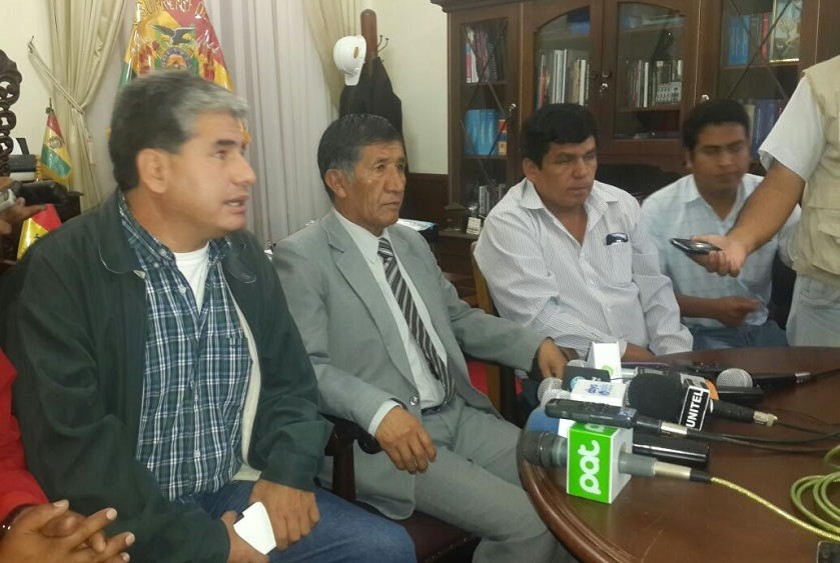 El presidente del TSJ junto a autoridades políticas y cívicas de la Capital durante la conferencia. Foto: William Zola