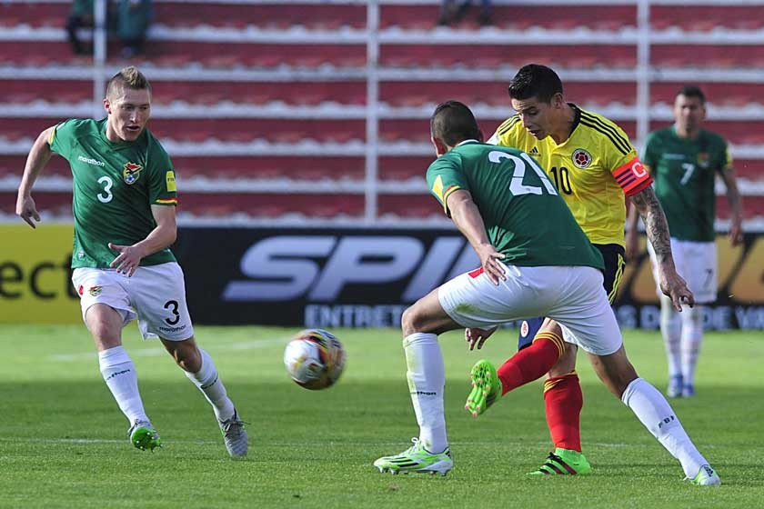 El volante colombiano James Rodríguez (d) fue fundamental ayer para el triunfo de su selección sobre la boliviana
