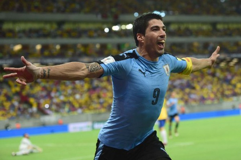 El festejo de Luis Suárez al anotar el gol del empate entre Brasil y Uruguay. FOTO: Twitter Conmebol