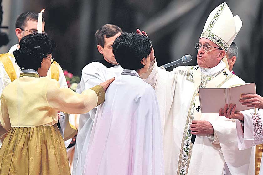 BENDICIÓN. El papa Francisco durante la celebración de la Vigilia del Sábado Santo en la basílica de San Pedro.