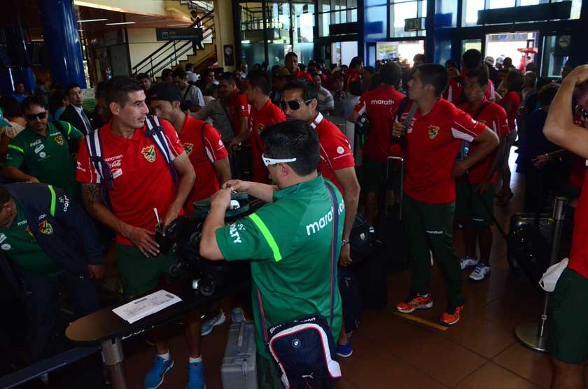 La selección boliviana se ausentó ayer a Argentina, donde ya se encuentra para encarar el partido de mañana.