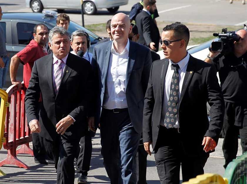 El presidente de la FIFA, Gianni Infantino (c), ayer durante su visita a Uruguay como parte de su gira por Sudamérica.