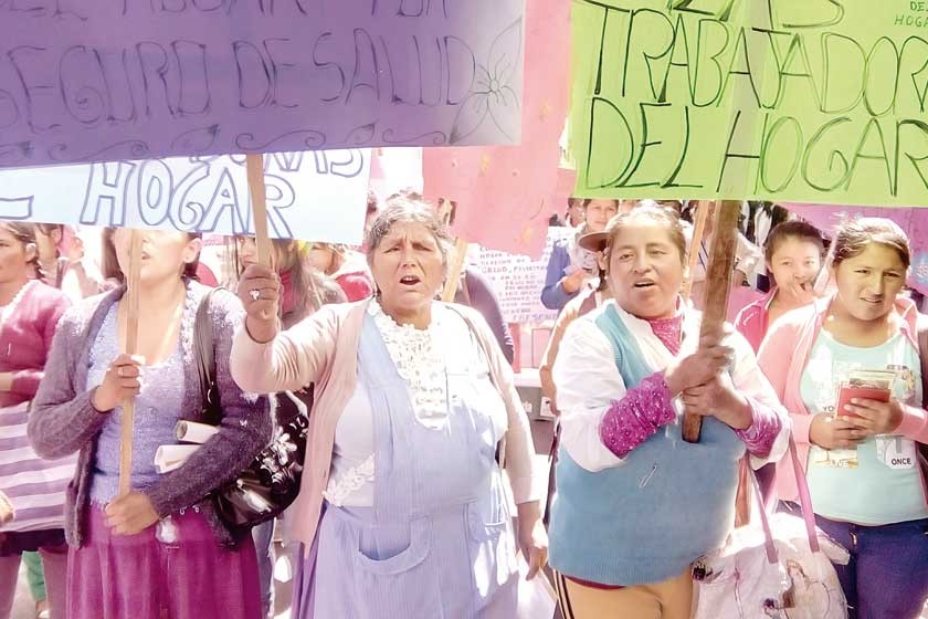 CONSECUENTE. Margarita Paco Cruz (segunda de la izquierda)marchó junto con sus compañeras para reclamar el seguro