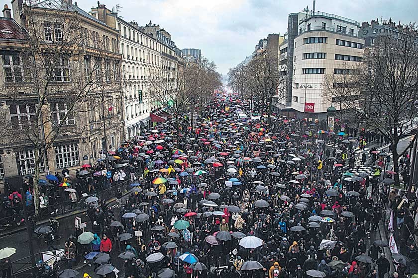 PROTESTA. Numerosas personas participan en una manifestación en el centro de París en contra de los proyectos del Gobier