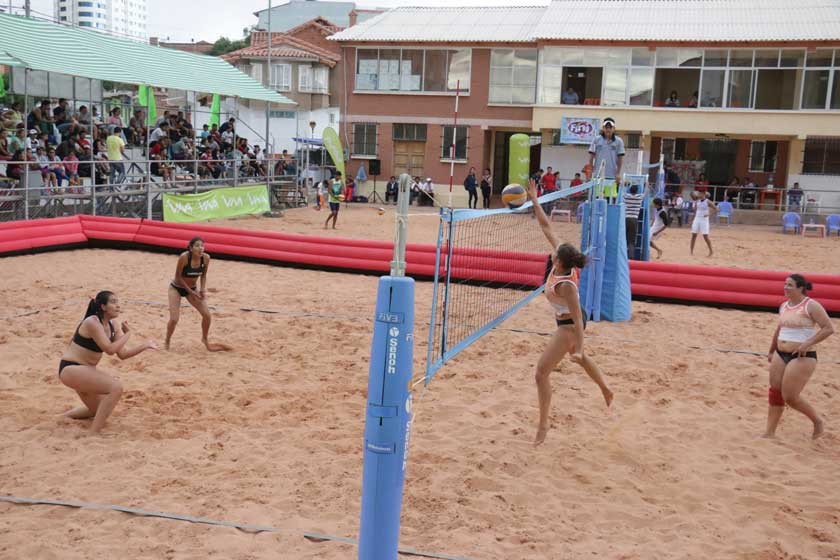 Las canchas de arena de la zona de Garcilazo albergan el segundo campeonato nacional de voleibol de playa.