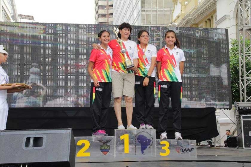 El equipo de damas en el primer lugar del Sudamericano de Ecuador.