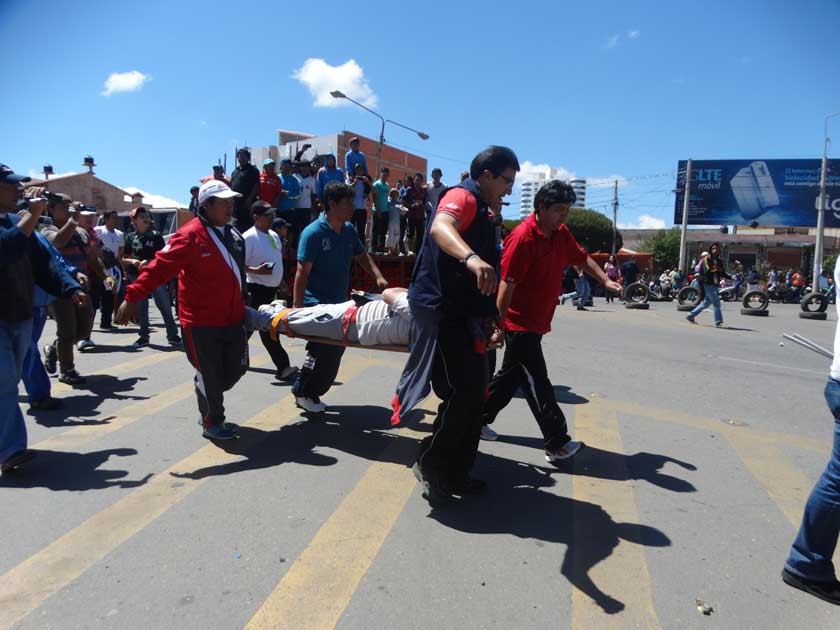 Uno de los afectados por el accidente es socorrido por personal médico