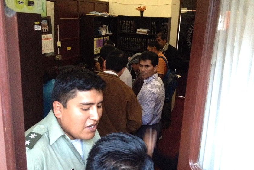 El momento del cierre de la oficinas de la Asamblea Legislativa Departamental al término del plazo. Foto: Richard Mamani