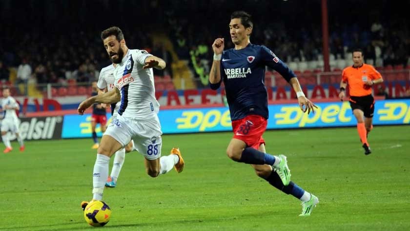 El atacante boliviano Ricardo Pedriel (d) no pudo evitar la derrota del Mersin Yardu, por la Liga de Turquía.