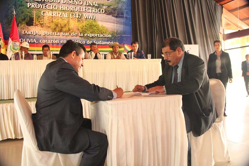 COMPROMISO. La firma del contrato realizada ayer en Tarija para la ejecución del estudio a diseño final de la hidroeléct