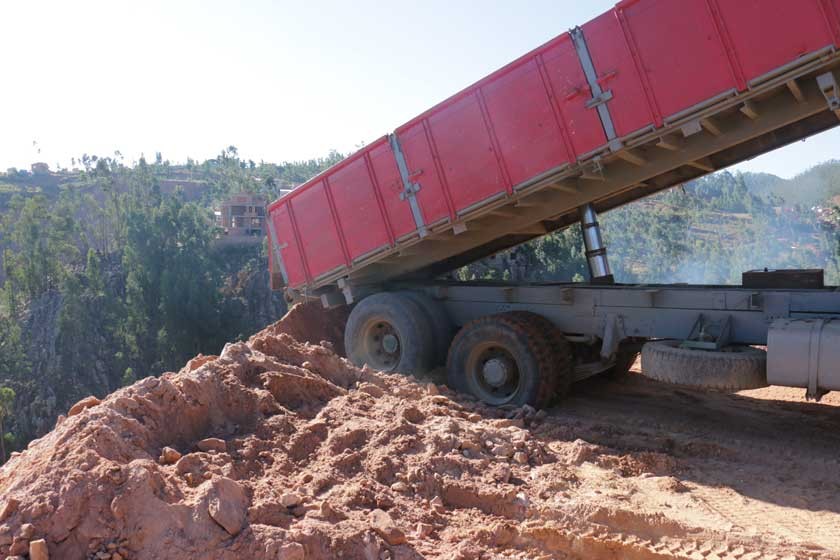 ILEGAL. Sin pedir permiso a la Municipalidad se habilitó un depósito para tierra y piedras que se extraen...