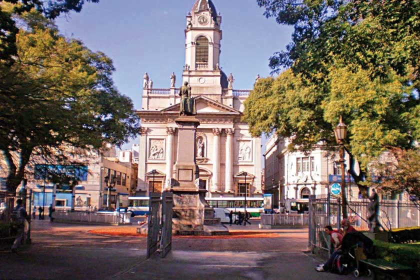 TURISMO. Basílica del barrio de Flores, donde Jorge Bergoglio sintió el "llamado de Dios" un día de primavera de 1953