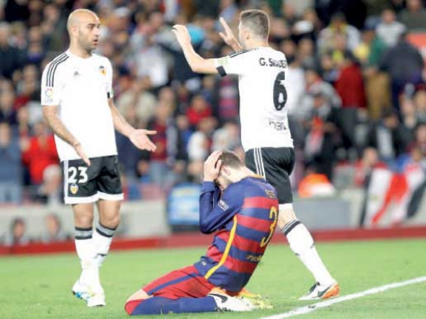 El defensa del FC Barcelona Gerard Piqué (c) se lamenta tras fallar una ocasión ante el Valencia CF.