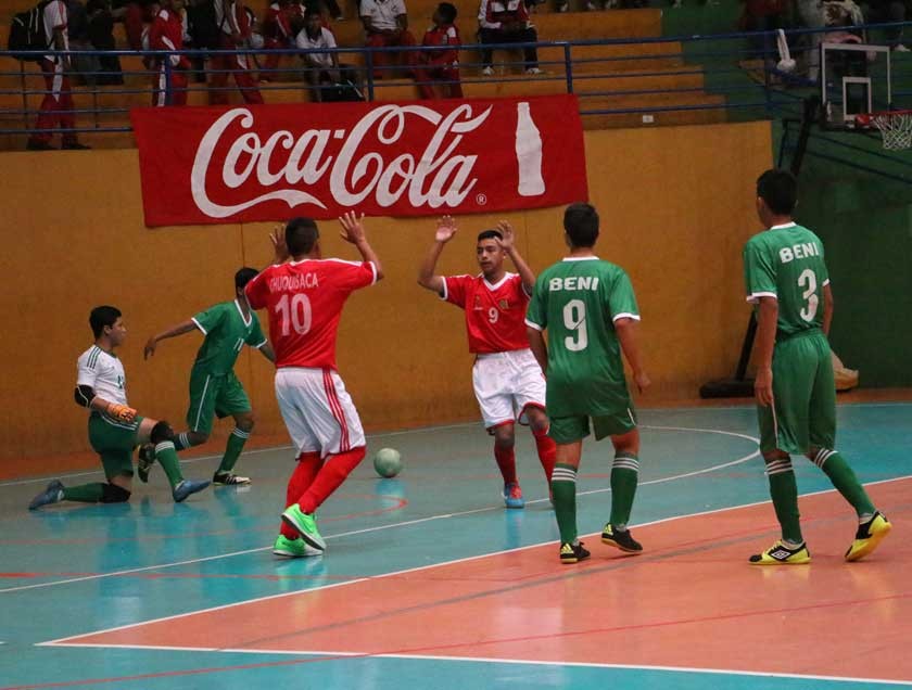 Los jugadores chuquisaqueños celebran uno de los goles convertidos anoche, a Beni, por el certamen nacional.