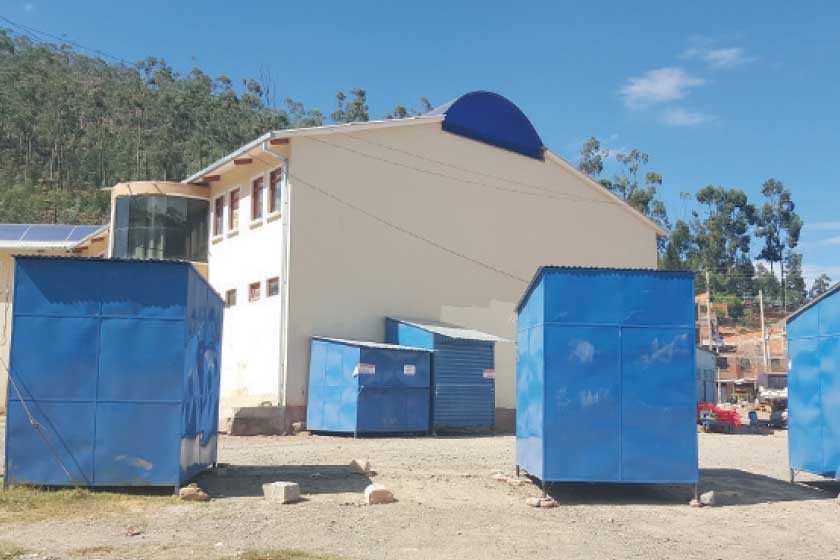 RUMI RUMI. Un grupo de comerciantes instaló casetas e incluso construyó dos infraestructuras en terreno municipal.