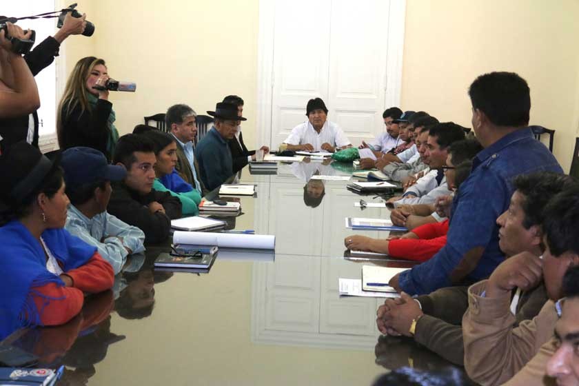 EVALUACIÓN. El presidente Evo Morales escucha el balance de los miembros de la Coordinadora Departamental para el Cambio