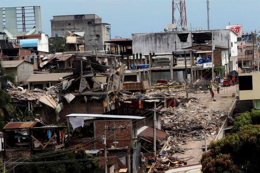 Vista aérea de varias estructuras afectada en Pedernales (Ecuador) hoy, miércoles, en la zona afecta. Foto: EFE