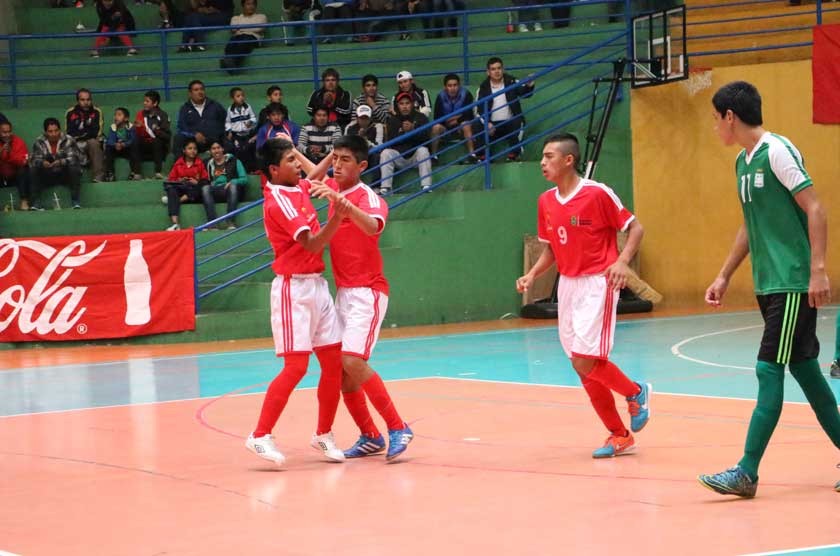 La celebración de los jugadores chuquisaqueños luego de superar anoche a Santa Cruz, en la última fecha de la fase