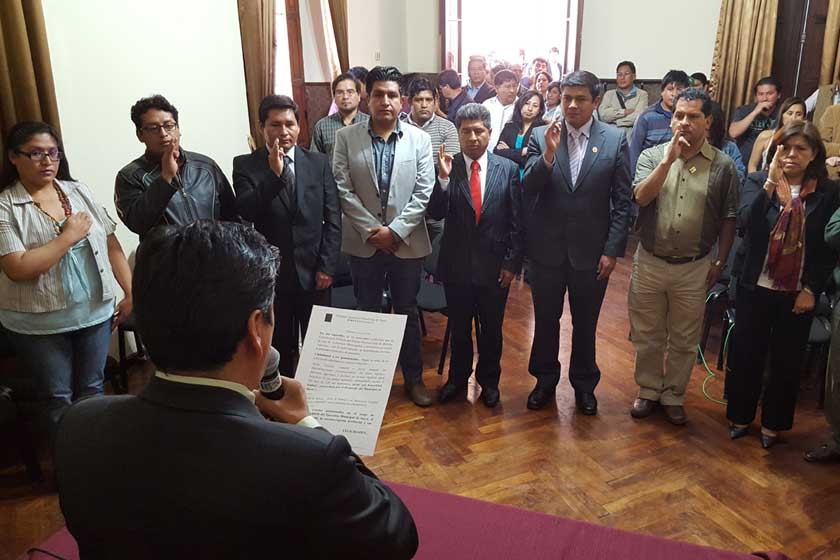 POSESIÓN. El alcalde Iván Arciénega tomó juramento tanto a los secretarios nuevos como a los ratificados.