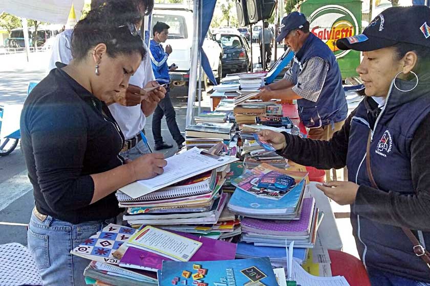 DONACIÓN. Decenas de familias donaron sus libros a las brigadas que recorrieron casa por casa y en los puestos fijos.