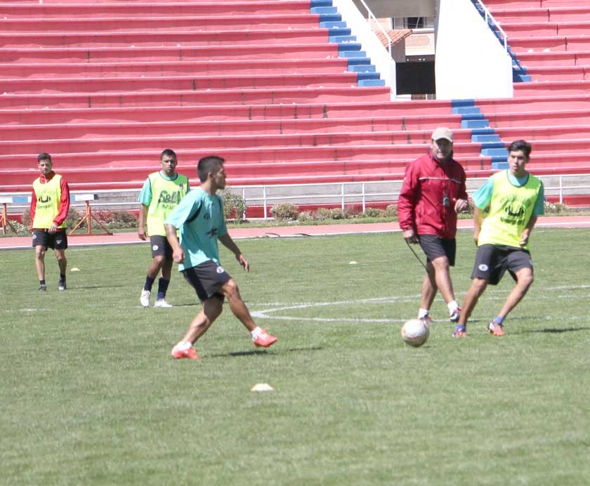 Universitario cumplió ayer una práctica de fútbol en el estadio Patria antes de visitar mañana a Petrolero.