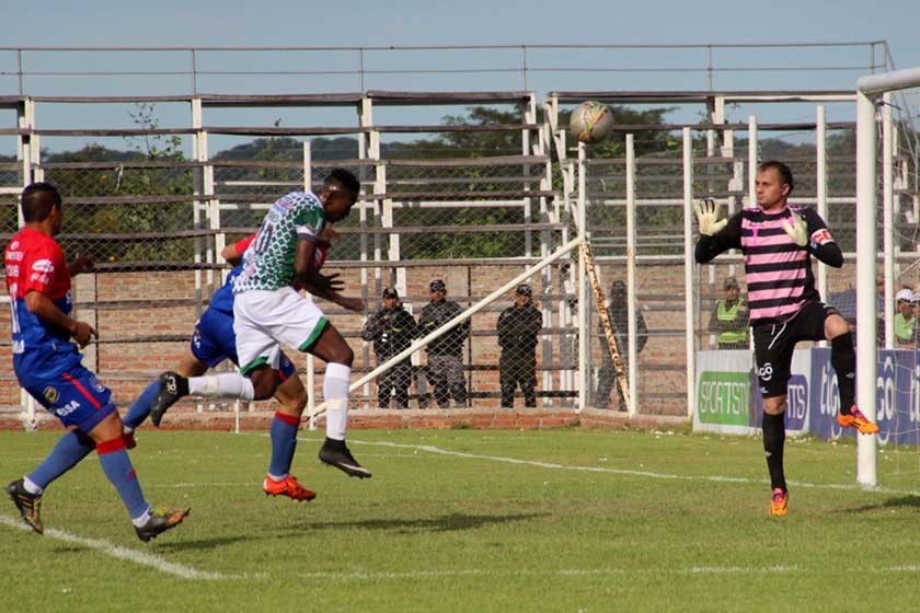 Un pasaje del partido jugado ayer, en el estadio Federico Ibarra de Yacuiba, entre Petrolero y Universitario.