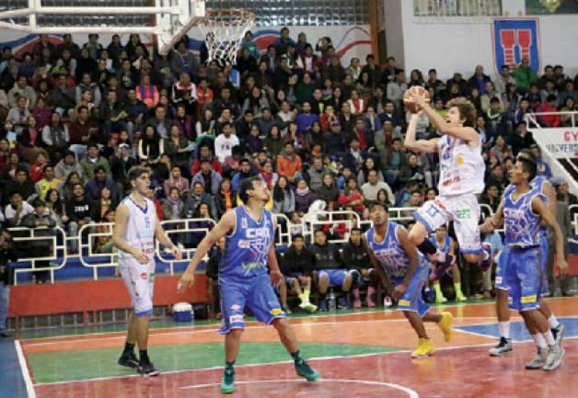 El brasileño Arlindo Neto se eleva para anotar dos puntos en el partido jugado anoche, en el coliseo Universitario N° 1.