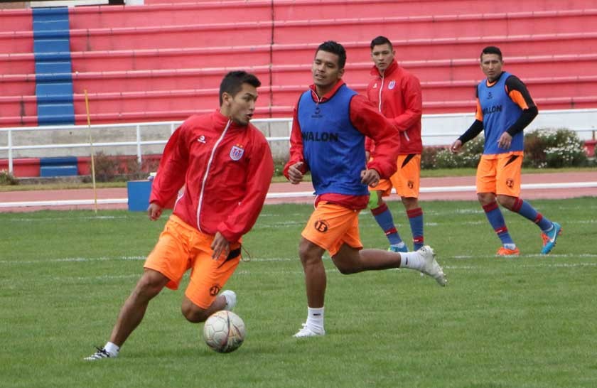 El mediocampista Víctor Hugo Melgar controla el balón en la práctica de fútbol que Universitario sostuvo ayer
