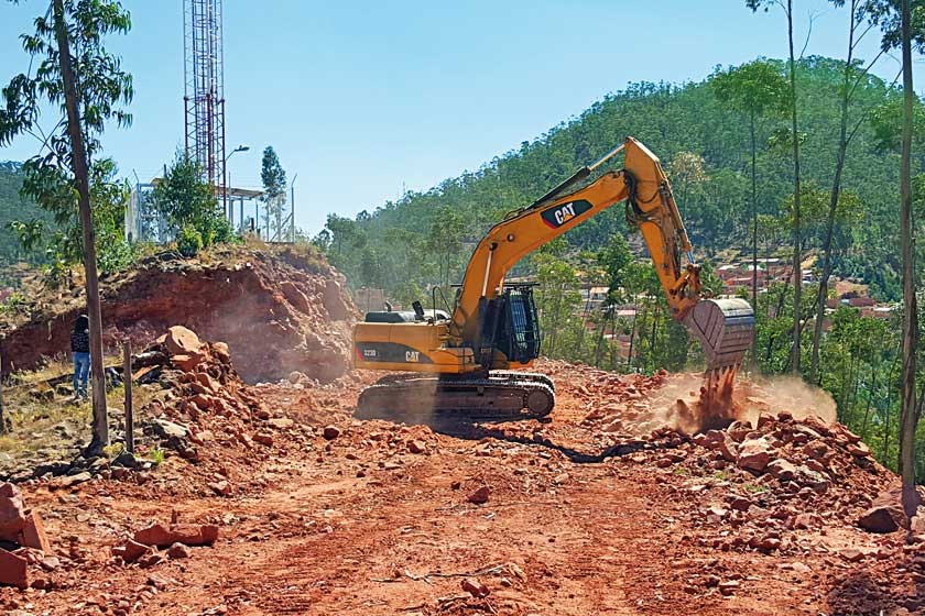 DEFORESTACIÓN. Utilizando maquinaria pesada, varias personas, que aseguran ser propietarios, removieron el cerro...